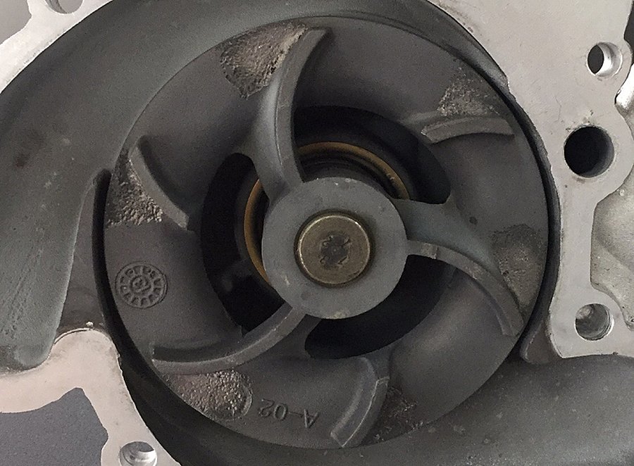 使用劣质冷却液后水泵叶轮结垢与腐蚀的实拍案例